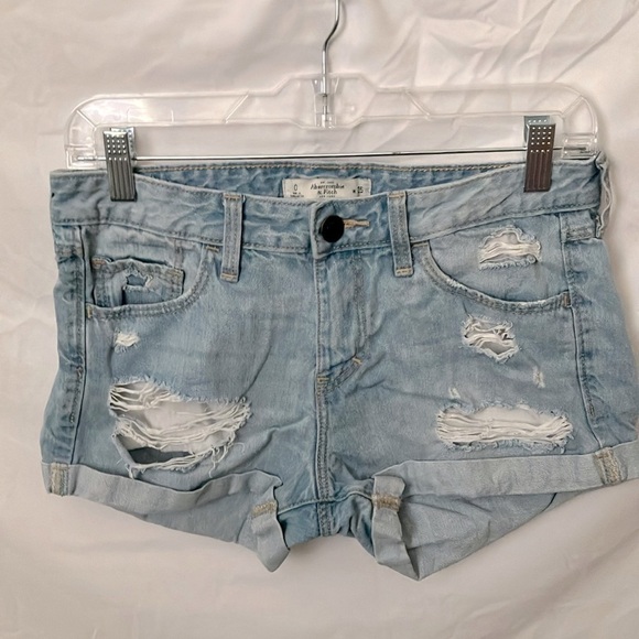 Abercrombie & Fitch: Light wash  distressed shorts- cuffed- 0/25 - Picture 1 of 16